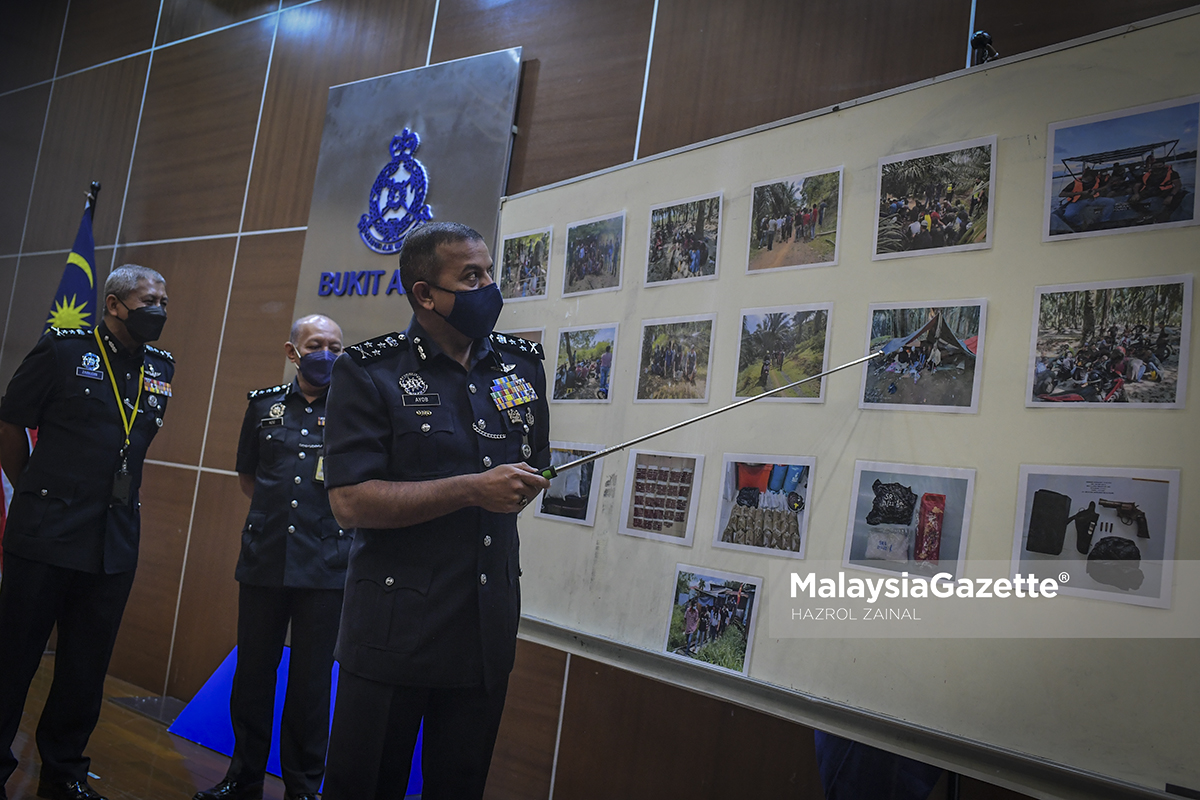 The Director of Bukit Aman Narcotics Crime Investigation Department (NCID), Datuk Ayob Khan Mydin Pitchay showing the pictures of Operasi Tapis Khas (Special Screening Operation) at the Bukit Aman Police Headquarters in Kuala Lumpur. PIX: HAZROL ZAINAL / MalaysiaGazette / 25 JANUARY 2022