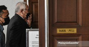 Azmi Tahir Jho Low Taek Jho Former Prime Minister Datuk Seri Najib Tun Razak arrives at the Kuala Lumpur Court Complex for his money-laundering trial involving 1Malaysia Development Berhad (1MDB) funds. PIX: AFFAN FAUZI / MalaysiaGazette / 26 JANUARY 2022