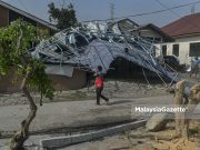 Nampak pusaran asap putih sebelum bumbung terbang