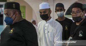 Daniel Iskandar Mohd Nasir, 19, the teenager who was bathed like a corpse for stealing money from a mosque after meeting the committee member of Al Islahiah Mosque at Kuang, Rawang, Selangor, where everyone involved chose to make peace and forgive each other. The meeting was also attended by the Chairman of Muslim Lawyers Association of Malaysia (PPMM), Datuk Zainul Rijal Abu Bakar. PIX: AFFAN FAUZI / MalaysiaGazette / 28 JANUARY 2022