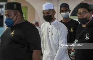 Daniel Iskandar Mohd Nasir, 19, the teenager who was bathed like a corpse for stealing money from a mosque after meeting the committee member of Al Islahiah Mosque at Kuang, Rawang, Selangor, where everyone involved chose to make peace and forgive each other. The meeting was also attended by the Chairman of Muslim Lawyers Association of Malaysia (PPMM), Datuk Zainul Rijal Abu Bakar. PIX: AFFAN FAUZI / MalaysiaGazette / 28 JANUARY 2022