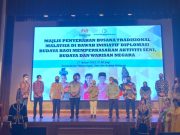 Set busana tradisional Malaysia ditempatkan di pejabat kedutaan luar negara