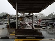 Lapan kereta dihempap bumbung parkir pasar raya