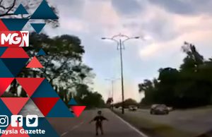 Polis siasat aksi bahaya kanak-kanak tahan kereta tengah jalan