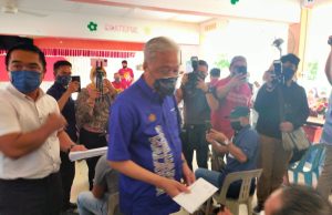 sack ministers Rina Harun Abd Latiff Ahmad Halimah Mohamed Sadique Prime Minister Datuk Seri Ismail Sabri Yaakob handing out aid to the flood victims at the Sekolah Kebangsaan Gangsa Temporary Flood Relief Centre at Durian Tunggal, Melaka.