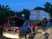 Dua maut kereta terperosok bawah treler
