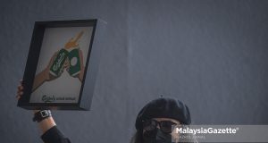 Graphic designer and activist, Fahmi Reza is charged again with uploading an obscene image with the intent to insult PAS under the Communications and Multimedia Act 1998 (Act 588). PIX: HAZROL ZAINAL / MalaysiaGazette / 17 FEBRUARY 2022. insults PAS beer obscene image