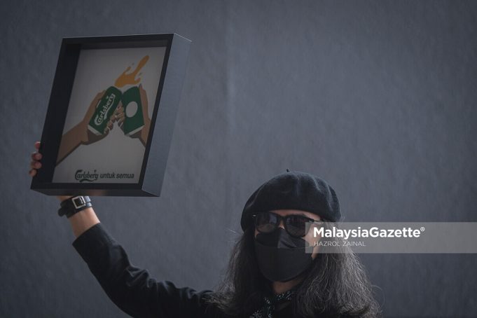 Graphic designer and activist, Fahmi Reza is charged again with uploading an obscene image with the intent to insult PAS under the Communications and Multimedia Act 1998 (Act 588). PIX: HAZROL ZAINAL / MalaysiaGazette / 17 FEBRUARY 2022. insults PAS beer obscene image