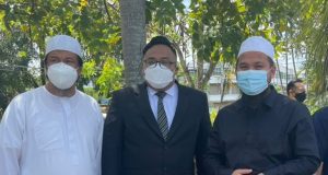 Renowned Islamic preacher, Ebit Lew with the Chairman of Gerakan Kuasa Rakyat Malaysia (G57), Datuk Zulkarnain Mahdar (right) and his lawyer outside the Tenom Court in Sabah.