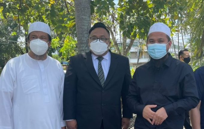 Renowned Islamic preacher, Ebit Lew with the Chairman of Gerakan Kuasa Rakyat Malaysia (G57), Datuk Zulkarnain Mahdar (right) and his lawyer outside the Tenom Court in Sabah.