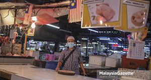 Poultry dealer, Sazali Roslan showing his empty stall after failing to secure chicken supply at the Dato Keramat Market in Kuala Lumpur. PIX: HAZROL ZAINAL / MalaysiaGazette / 07 FEBRUARY 2022 chicken supply shortage