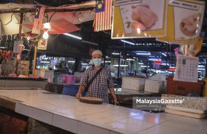 Poultry dealer, Sazali Roslan showing his empty stall after failing to secure chicken supply at the Dato Keramat Market in Kuala Lumpur. PIX: HAZROL ZAINAL / MalaysiaGazette / 07 FEBRUARY 2022 chicken supply shortage