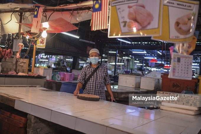 Poultry dealer, Sazali Roslan showing his empty stall after failing to secure chicken supply at the Dato Keramat Market in Kuala Lumpur. PIX: HAZROL ZAINAL / MalaysiaGazette / 07 FEBRUARY 2022 chicken supply shortage