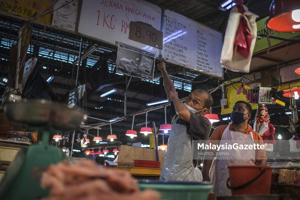 Poultry dealer showing the chicken ceiling price determined by the government at the Dato Keramat Market in Kuala Lumpur.     PIX: HAZROL ZAINAL / MalaysiaGazette / 07 FEBRUARY 2022