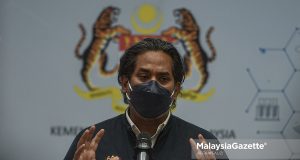 antivaxxers Khairy Jamaluddin's son inject air Covid-19 vaccine parents