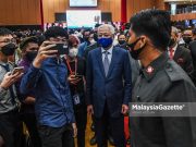 Langgar SOP bukan satu jenayah, tak perlu letak jawatan – PM Prime Minister Datuk Seri Ismail Yaakob in a wefie with the attendees of the Major Finding from Census Malaysia 2020 Report Launch and the Malaysia Census Forum 2020 organised by the Department of Statistics Malaysia at Chansellor Hall, Management & Science University (MSU), Shah Alam. SOP violation