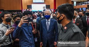 Prime Minister Datuk Seri Ismail Yaakob in a wefie with the attendees of the Major Finding from Census Malaysia 2020 Report Launch and the Malaysia Census Forum 2020 organised by the Department of Statistics Malaysia at Chansellor Hall, Management & Science University (MSU), Shah Alam. SOP violation