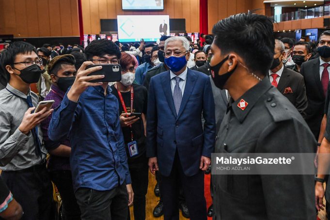 Prime Minister Datuk Seri Ismail Yaakob in a wefie with the attendees of the Major Finding from Census Malaysia 2020 Report Launch and the Malaysia Census Forum 2020 organised by the Department of Statistics Malaysia at Chansellor Hall, Management & Science University (MSU), Shah Alam. SOP violation
