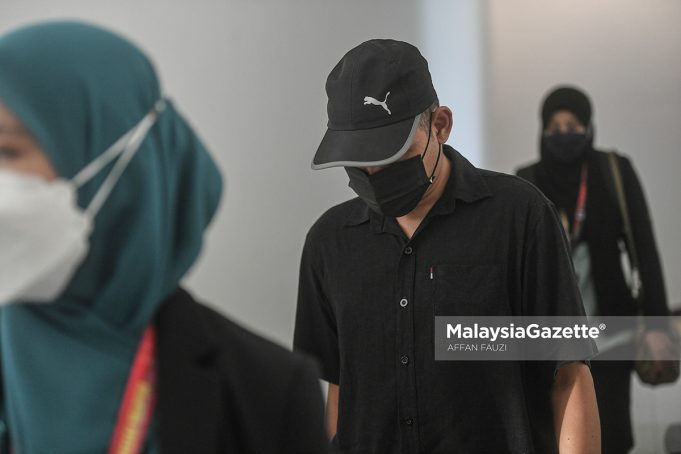 Penjawat Awam Didakwa