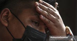 Comedian and actor, Ali Puteh walks out of the court after the court delivered the verdict and sentenced him to pay RM60,000 to his sister-in-law, Siti Norhidayah Mohd Ali at the Kuala Lumpur Sessions Court. PIX: AFFAN FAUZI / MalaysiaGazette / 18 FEBRUARY 2022.