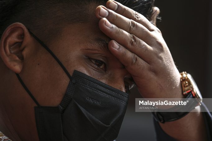 Comedian and actor, Ali Puteh walks out of the court after the court delivered the verdict and sentenced him to pay RM60,000 to his sister-in-law, Siti Norhidayah Mohd Ali at the Kuala Lumpur Sessions Court. PIX: AFFAN FAUZI / MalaysiaGazette / 18 FEBRUARY 2022.