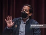 Pembukaan semula PKRC MAEPS bukan ‘red flag’ – Khairy endemic transition phase nightclubs N. Revnesh Kumar death Covid-19 vaccine MAEPS PKRC Minister of Health, Khairy Jamaluddin Abu Bakar speaks to the media representatives after a visit to the Sungai Buloh Hospital in Selangor. PIX: MOHD ADZLAN / MalaysiaGazette / 25 FEBRUARY 2022.