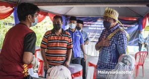 Menteri Pembangunan Luar Bandar, Datuk Seri Mahdzir Khalid (kanan) beramah mesra dengan sebahagian penduduk yang hadir pada Program Kesejahteraan Keluarga dan Pembangunan Minda Kesihatan Masyarakat Orang Asli Daerah Batu Pahat di Parit Sulong, Johor. Foto HAZROL ZAINAL, 25 FEBRUARI 2022.