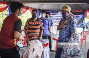 Menteri Pembangunan Luar Bandar, Datuk Seri Mahdzir Khalid (kanan) beramah mesra dengan sebahagian penduduk yang hadir pada Program Kesejahteraan Keluarga dan Pembangunan Minda Kesihatan Masyarakat Orang Asli Daerah Batu Pahat di Parit Sulong, Johor. Foto HAZROL ZAINAL, 25 FEBRUARI 2022.