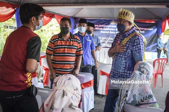 Menteri Pembangunan Luar Bandar, Datuk Seri Mahdzir Khalid (kanan) beramah mesra dengan sebahagian penduduk yang hadir pada Program Kesejahteraan Keluarga dan Pembangunan Minda Kesihatan Masyarakat Orang Asli Daerah Batu Pahat di Parit Sulong, Johor. Foto HAZROL ZAINAL, 25 FEBRUARI 2022.