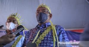 Menteri Pembangunan Luar Bandar, Datuk Seri Mahdzir Khalid bercakap kepada media selepas menghadiri Program Kesejahteraan Keluarga dan Pembangunan Minda Kesihatan Masyarakat Orang Asli Daerah Batu Pahat di Parit Sulong, Johor. Foto HAZROL ZAINAL, 25 FEBRUARI 2022.