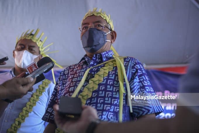 Menteri Pembangunan Luar Bandar, Datuk Seri Mahdzir Khalid bercakap kepada media selepas menghadiri Program Kesejahteraan Keluarga dan Pembangunan Minda Kesihatan Masyarakat Orang Asli Daerah Batu Pahat di Parit Sulong, Johor. Foto HAZROL ZAINAL, 25 FEBRUARI 2022.