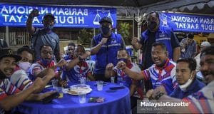Calon Barisan Nasional (BN) N.08 Bukit Pasir, Mohamad Fadzli Mohamad Salleh (tengah) bergambar kenangan dengan sebahagian jentera pada Program Memperkenalkan Calon Dun Bukit Pasir sempena Pilihan Raya Negeri (PRN) Johor di PDM Kampung Sungai Raya, Muar, Johor. Foto HAZROL ZAINAL, 26 DISEMBER 2022.