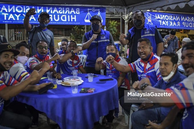 Calon Barisan Nasional (BN) N.08 Bukit Pasir, Mohamad Fadzli Mohamad Salleh (tengah) bergambar kenangan dengan sebahagian jentera pada Program Memperkenalkan Calon Dun Bukit Pasir sempena Pilihan Raya Negeri (PRN) Johor di PDM Kampung Sungai Raya, Muar, Johor. Foto HAZROL ZAINAL, 26 DISEMBER 2022.