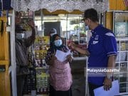 Pacu ekonomi, tingkat capaian internet jadi fokus Mohd Fuad di Bukit Naning Calon Barisan Nasional (BN) N.14 Bukit Naning, Datuk Mohd Fuad Tukirin (kanan) beramah mesra dengan pengundi ketika sesi walkabout sempena kempen Pilihan Raya Negeri (PRN) Johor di Warung Hentian Mesra Selalu, Muar, Johor. Foto HAZROL ZAINAL, 28 FEBRUARI 2022.
