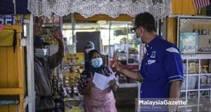 Calon Barisan Nasional (BN) N.14 Bukit Naning, Datuk Mohd Fuad Tukirin (kanan) beramah mesra dengan pengundi ketika sesi walkabout sempena kempen Pilihan Raya Negeri (PRN) Johor di Warung Hentian Mesra Selalu, Muar, Johor. Foto HAZROL ZAINAL, 28 FEBRUARI 2022.