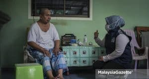 Calon Barisan Nasional (BN) N.15 Maharani, Noor Farah Samsudin (kanan) beramah mesra dengan pengundi ketika kempen rumah ke rumah sempena Pilihan Raya Negeri (PRN) Johor di sekitar Parit Samsu Darat, Muar, Johor. Foto HAZROL ZAINAL, 28 FEBRUARI 2022.