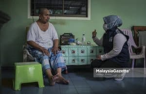 Calon Barisan Nasional (BN) N.15 Maharani, Noor Farah Samsudin (kanan) beramah mesra dengan pengundi ketika kempen rumah ke rumah sempena Pilihan Raya Negeri (PRN) Johor di sekitar Parit Samsu Darat, Muar, Johor. Foto HAZROL ZAINAL, 28 FEBRUARI 2022.