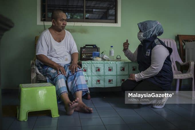 Calon Barisan Nasional (BN) N.15 Maharani, Noor Farah Samsudin (kanan) beramah mesra dengan pengundi ketika kempen rumah ke rumah sempena Pilihan Raya Negeri (PRN) Johor di sekitar Parit Samsu Darat, Muar, Johor. Foto HAZROL ZAINAL, 28 FEBRUARI 2022.