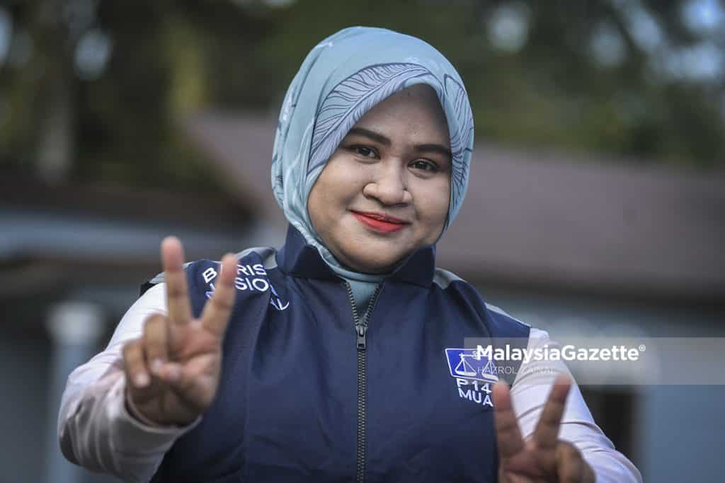 Calon Barisan Nasional (BN) N.15 Maharani, Noor Farah Samsudin ketika kempen rumah ke rumah sempena Pilihan Raya Negeri (PRN) Johor di sekitar Parit Samsu Darat, Muar, Johor. Foto HAZROL ZAINAL, 28 FEBRUARI 2022.