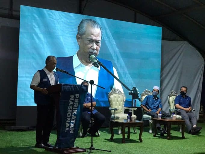 Muhyiddin ketika berucap dalam ceramah umum di Parit Jawa, Muar sebentar tadi