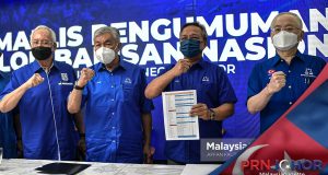 The Chairman of Barisan Nasional (BN), Datuk Seri Dr. Ahmad Zahid Hamidi (third left) and the Chairman of BN Advisory Board, Datuk Seri Najib Razak (second left), Johor BN Communications Chairman, Datuk Hasni Mohammad (second right) and the President of MCA, Datuk Seri Dr. Wee Ka Siong (right) during the Announcement of BN Candidates for the 15th Johor State Election. PIX: AFFAN FAUZI / MalaysiaGazette / 24 FEBRUARY 2022
