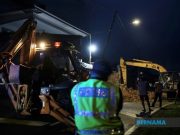 Wanita alami detik cemas apabila runtuhan tebing hempap belakang kereta