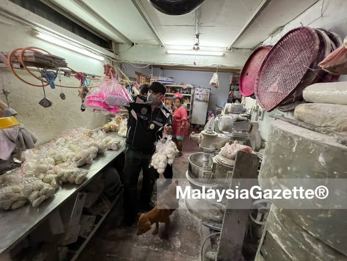 A pau manufacturing factory in Butterworth, Penang was ordered shut after failing to adhere to the health aspects.