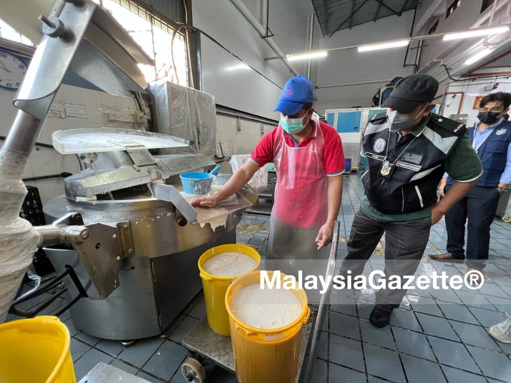 The workers were not wearing PPE while handling food.