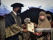 Air mata ibu gugur terima diploma arwah anak