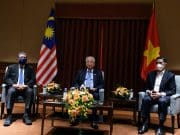 Perdana Menteri Malaysia, Datuk Seri Ismail Sabri Yaakob bersama Menteri Luar Datuk Seri Saifuddin Abdullah dan Menteri Perdagagan Antarabangsa dan Industri Datuk Seri Azmin Ali.