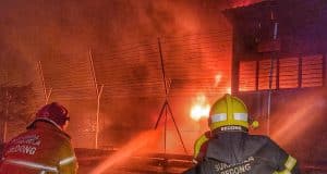 The Fire and Rescue Department putting out the fire at a synthetic rubber factory at Sungai Petani, Kedah early this morning. 11 years-old girl charred to death