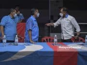 Presiden PKR, Datuk Seri Anwar Ibrahim mengatakan sesuatu dengan Pengerusi Keadilan Johor, Syed Ibrahim Syed Noh (tengah) dan Pengerusi Majlis Pimpinan Negeri (MPN) Parti Keadilan Rakyat (PKR) Negeri Sembilan, Datuk Seri Aminuddin Harun (kiri) pada Program Ceramah Kelompok sempena kempen Pilihan Raya Negeri (PRN) Johor di Bukit Gambir, Tangkak, Johor. Foto HAZROL ZAINAL, 02 MAC 2022.