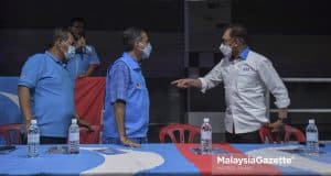 Presiden PKR, Datuk Seri Anwar Ibrahim mengatakan sesuatu dengan Pengerusi Keadilan Johor, Syed Ibrahim Syed Noh (tengah) dan Pengerusi Majlis Pimpinan Negeri (MPN) Parti Keadilan Rakyat (PKR) Negeri Sembilan, Datuk Seri Aminuddin Harun (kiri) pada Program Ceramah Kelompok sempena kempen Pilihan Raya Negeri (PRN) Johor di Bukit Gambir, Tangkak, Johor. Foto HAZROL ZAINAL, 02 MAC 2022.