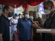 Semua 56 calon PN PRN Johor ikrar akujanji esok Pengerusi PN, Tan Sri Muhyiddin Yassin (tengah) bersama calon Perikatan Nasional N.09 Gambir, Mohd Solihan Badri (kiri) beramah mesra dengan masyarakat cina bagi meraih undi sempena kempen Pilihan Raya Negeri (PRN) Johor di Bukit Gambar, Tangkak, Johor. Foto HAZROL ZAINAL, 29 FEBRUARI 2022.